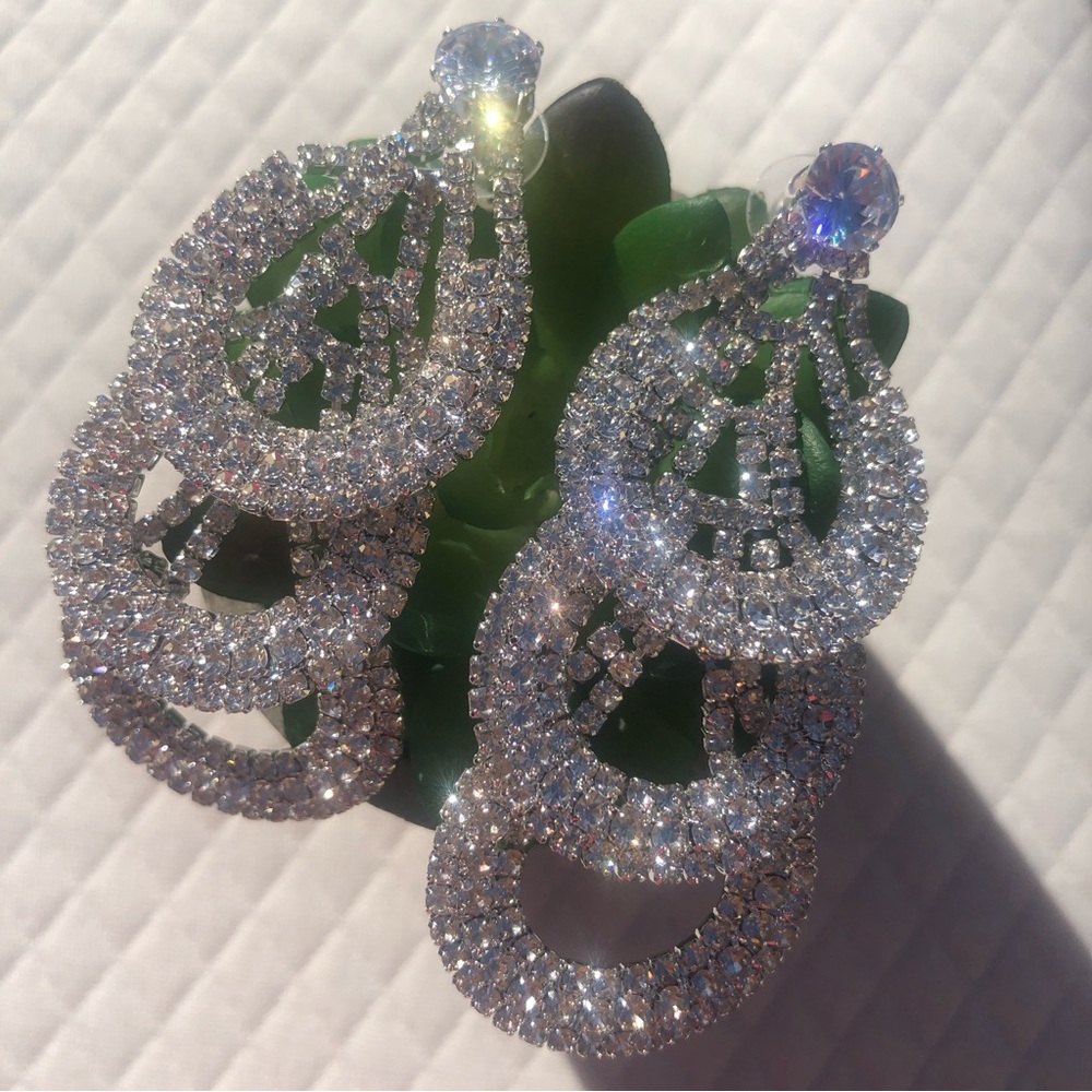 Beautiful sparkly statement piece lightweight earrings ✨